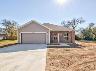 1204 E 2nd St, Cleburne, TX 76031