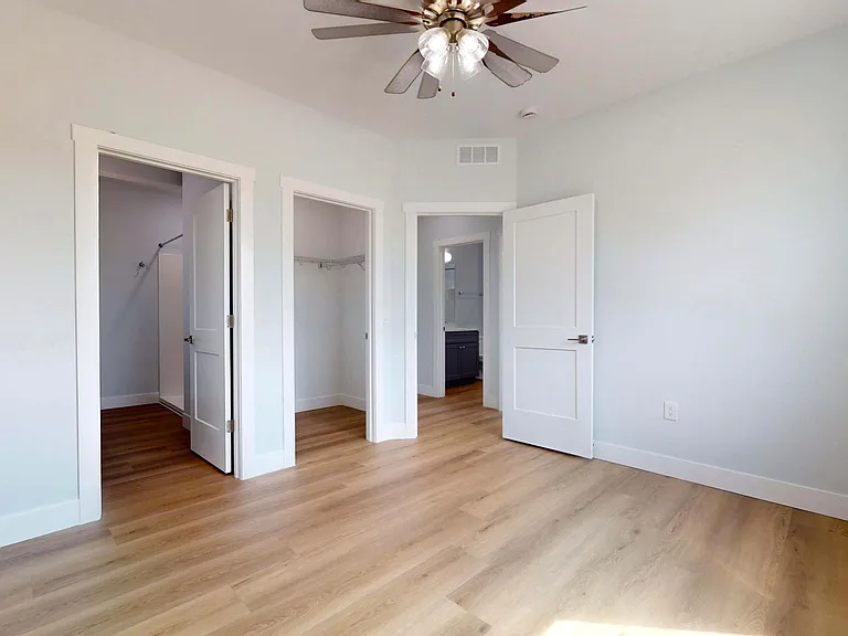 2414 N Neil St — Photo 12