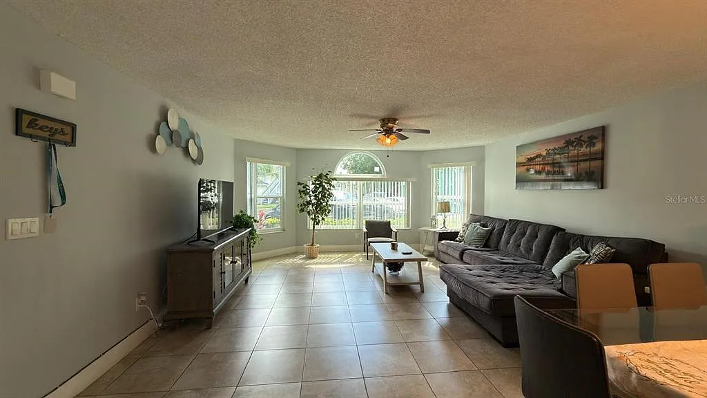 3 bed, 2.0 bath, 1220 sqft, $2,100 — Photo 3