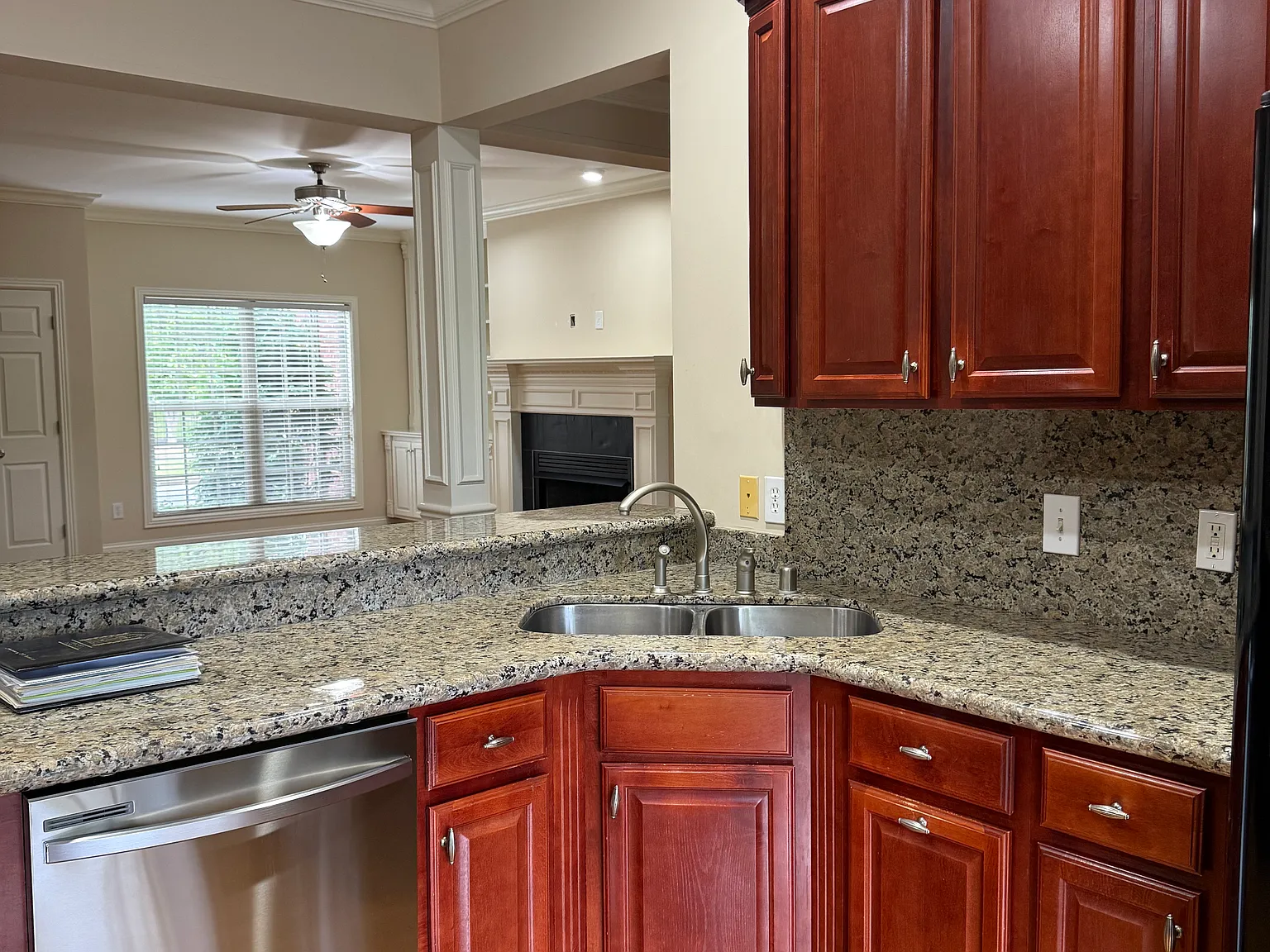 3 bed, 2.5 bath, 1825 sqft, $2,400 — Photo 3