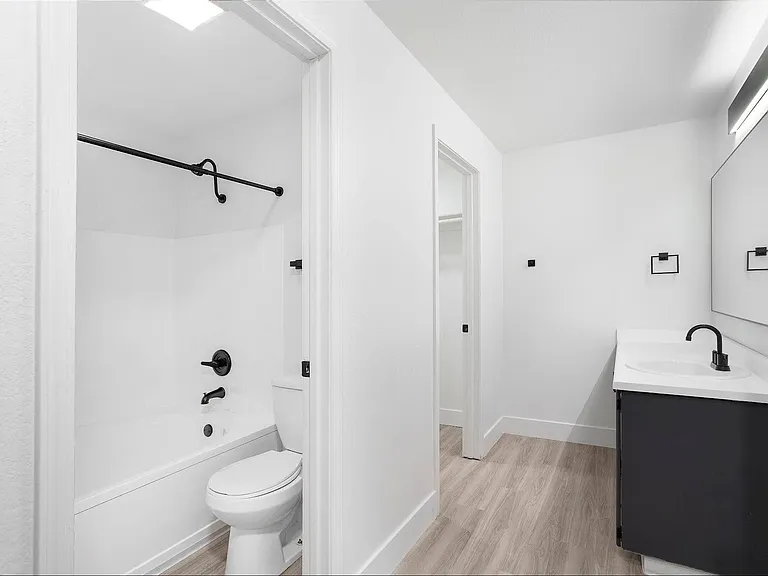 The Rosewood Apartments — Photo 8