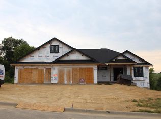 2194 Creek Wood Dr #35, Dubuque, IA 52003