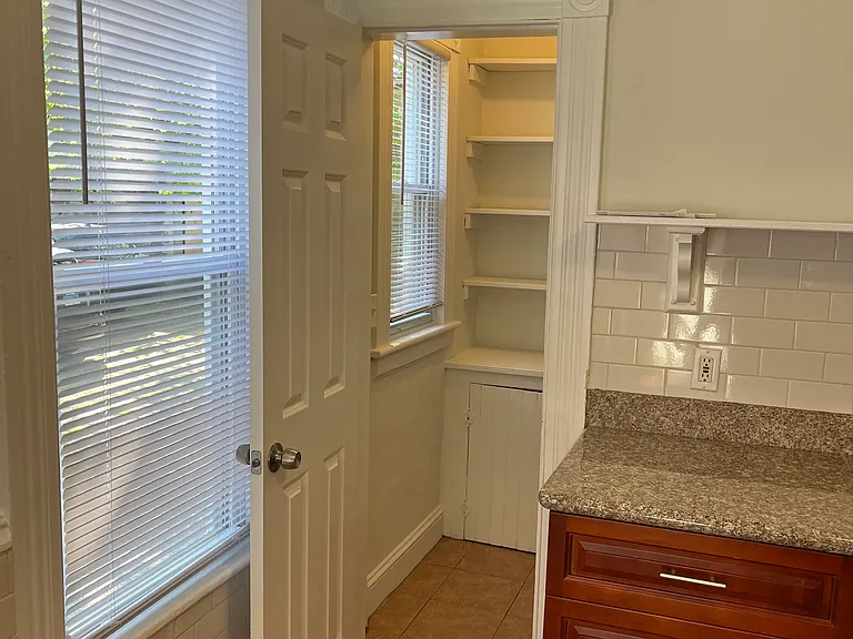 85 Kings Hwy E — Photo 3