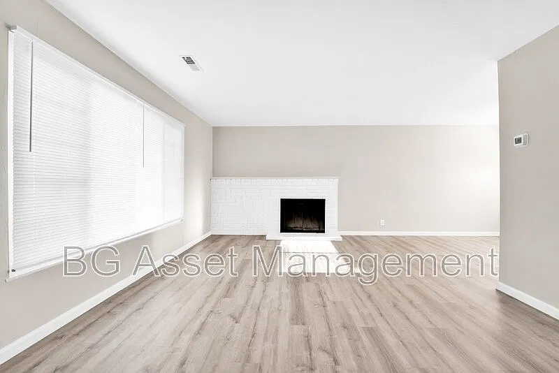 3 bed, 2.0 bath, 1326 sqft, $3,595 — Photo 4