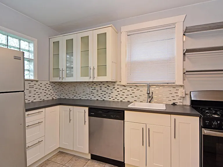 945 Mirror St — Photo 10