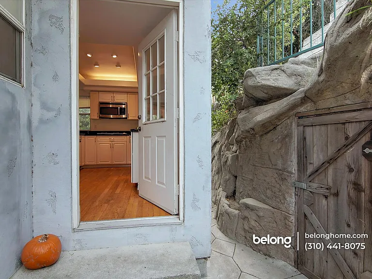 8527 Wonderland Ave — Photo 49