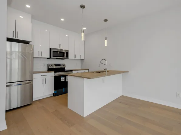 103 Carruthers Ave #A, Ottawa, ON K1Y 1N4