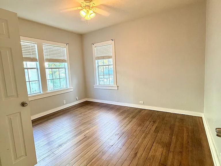 419 W Lullwood Ave — Photo 19