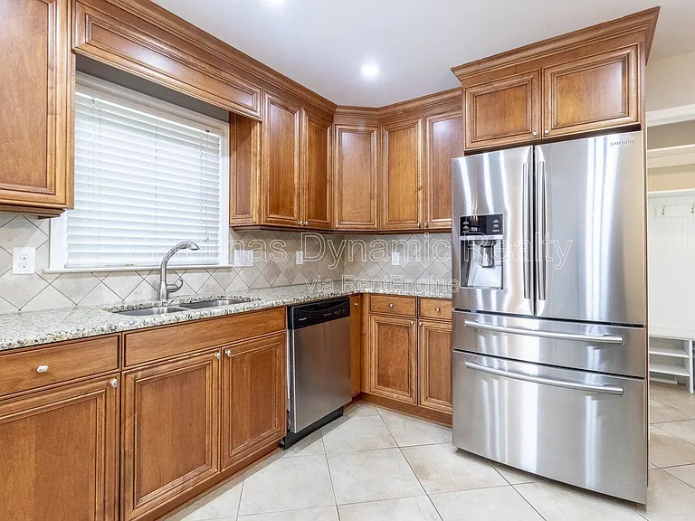 6618 Castlegate Dr — Photo 18