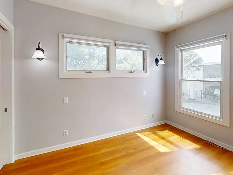 325 N Harwood St — Photo 9