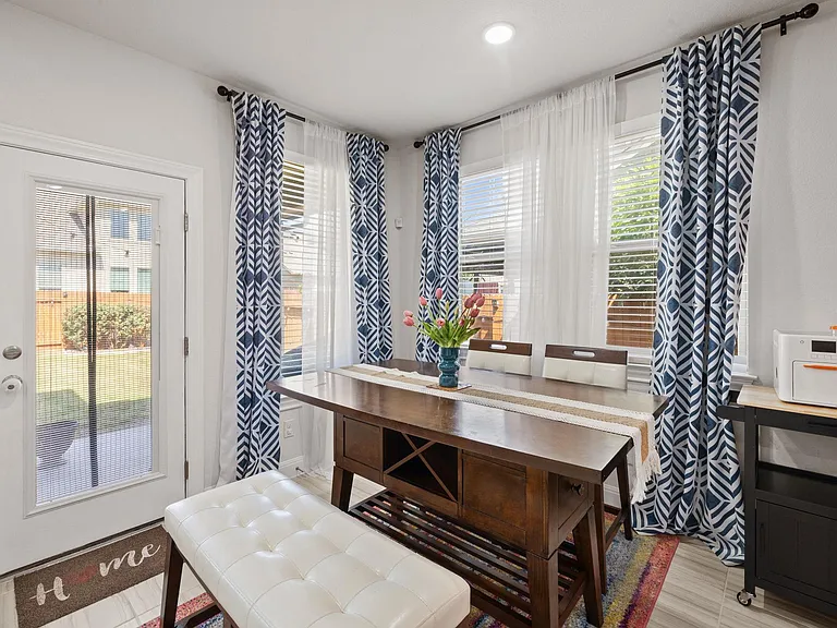 724 Pioneer Grv — Photo 15