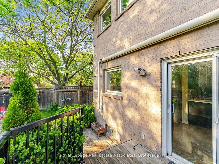 1308 Valerie Cres — Photo 13