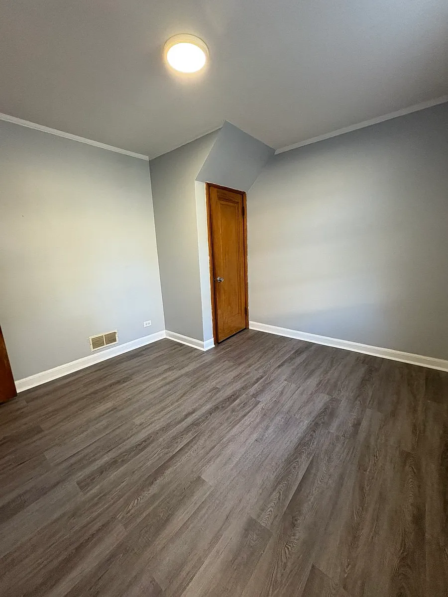 Building Photo - 2560 Clinton St #1C