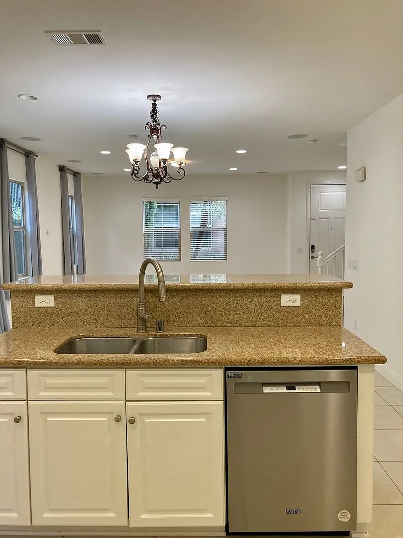 4 Bedroom Meticulously Kept Keepsake Rental — Photo 4