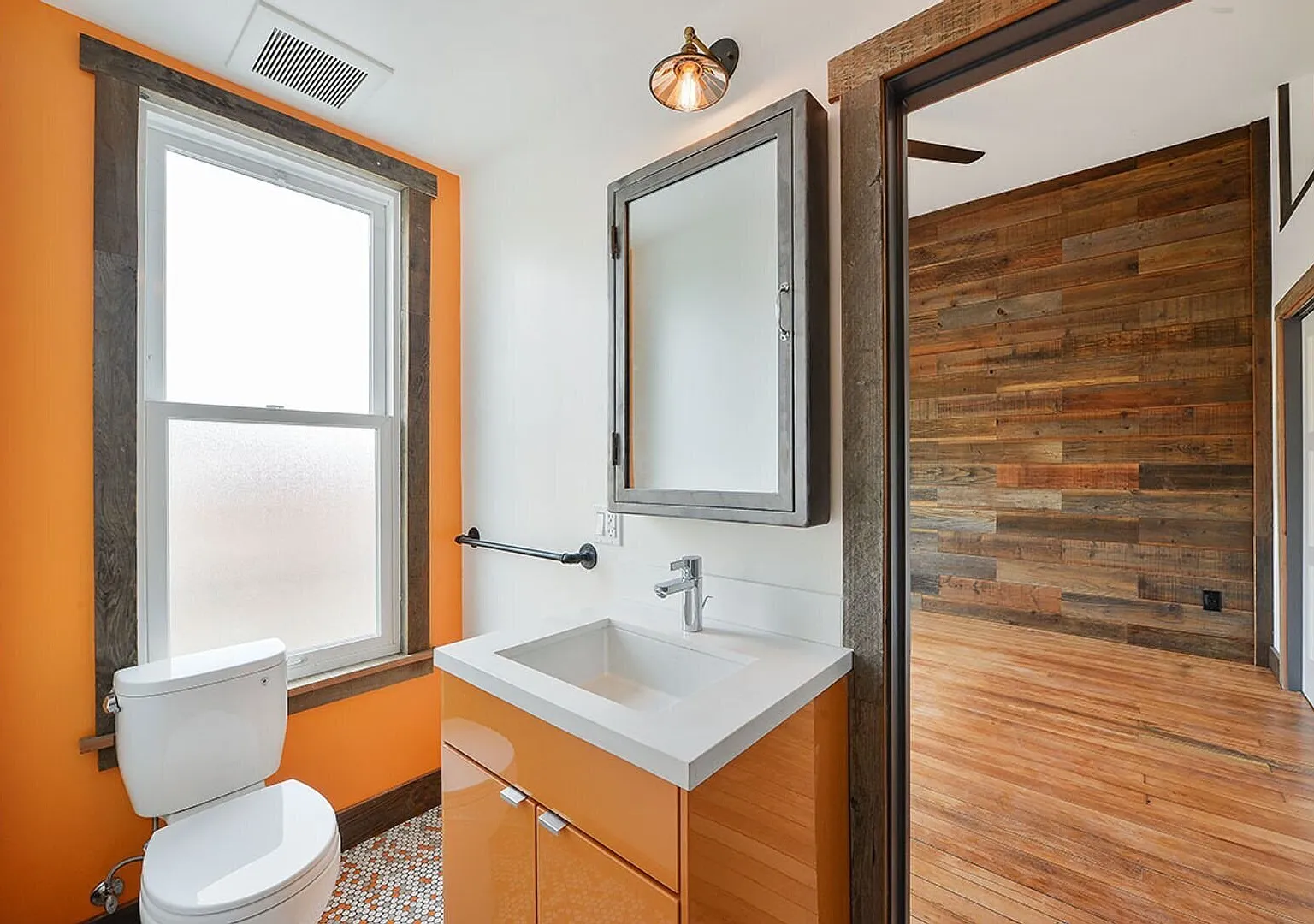Modern SOMA Private Suite w/ kitchenette in Luxury Community Apartment! — Photo 2