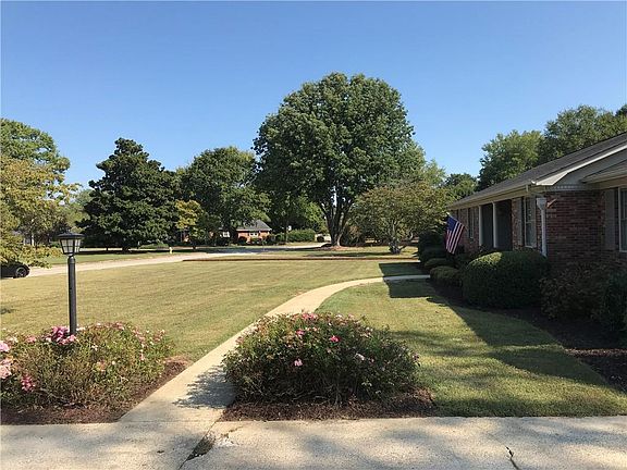3rd image of 10 Glenwaye Dr