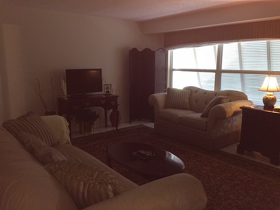 3rd image of 927 SE 22nd St