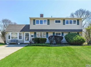 11 Quiet Ln, Levittown, NY 11756