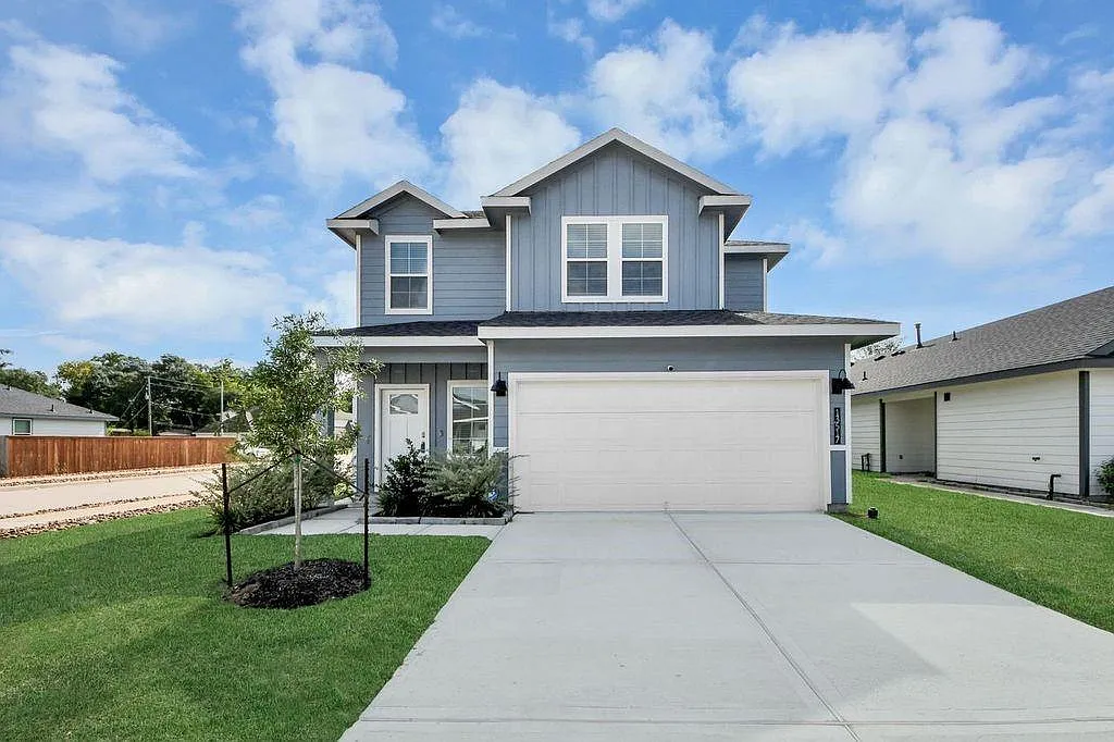 3 bed, 2.5 bath, 1919 sqft, $2,350 — Photo 1