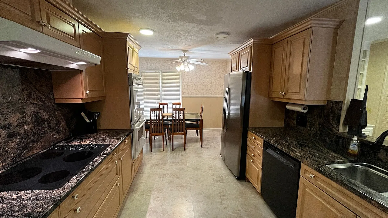 928 University Avenue - Main — Photo 2