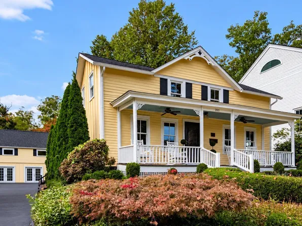 211 S Main St, Granville, OH 43023