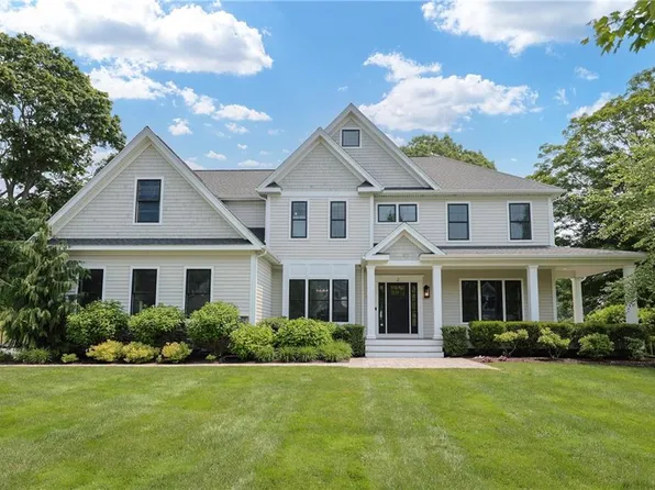 2 Bluemead Farm Ln, Barrington, RI 02806