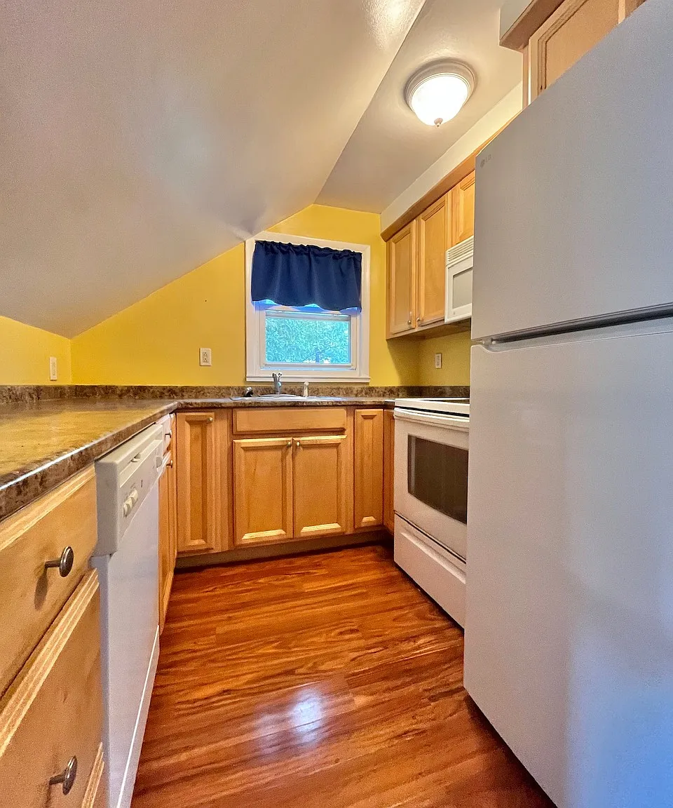 3 bed, 1300 sqft, $3,200 — Photo 2