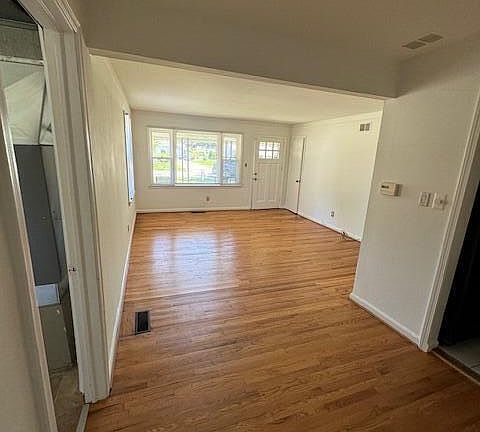 4th image of 9315 Elmhurst Ave