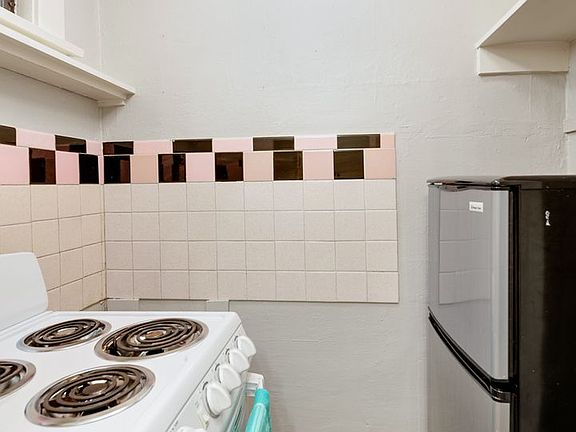 5th image of 1012 Queen Anne Ave N APT 33