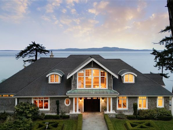 2600 Queenswood Dr, Saanich, BC V8N 1X5