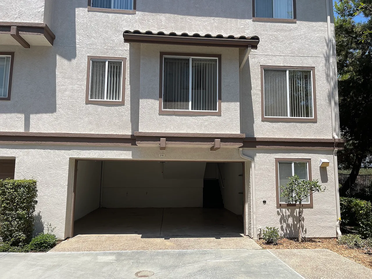 3 bed, 2.5 bath, 1553 sqft, $4,195 — Photo 2
