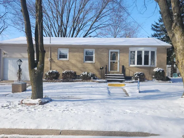 107 Cooley St, Strawberry Point, IA 52076