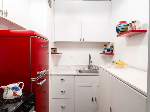 301 East 63rd Street image 4 of 14