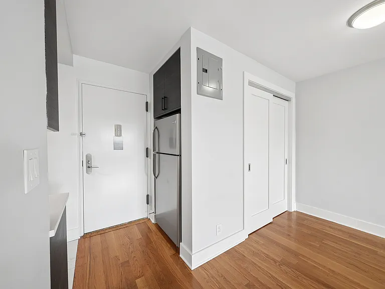 2160 Matthews Ave #7W — Photo 4
