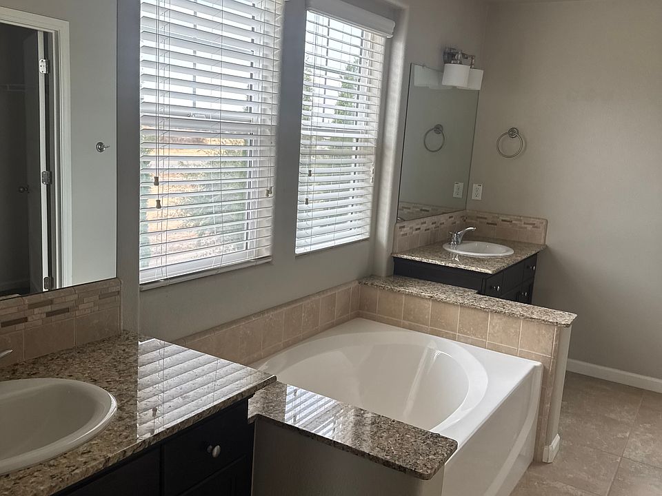 Master bed Bathroom