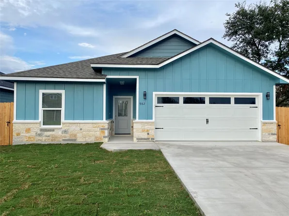 982 S Navarro St, Giddings, TX 78942