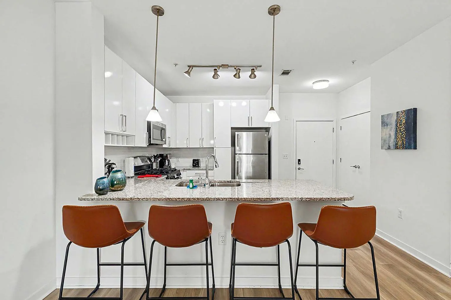 1 bed, 1.0 bath, 850 sqft, $7,621 — Photo 4