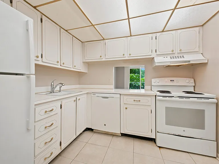 500 Executive Center Dr #2M — Photo 7
