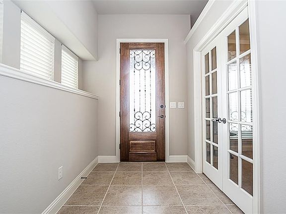 3rd image of 525 Eastbrook Dr