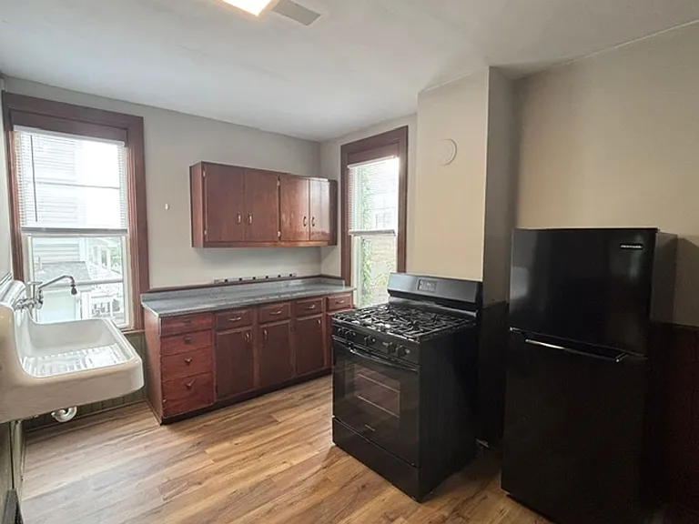 375 Erie Street — Photo 4
