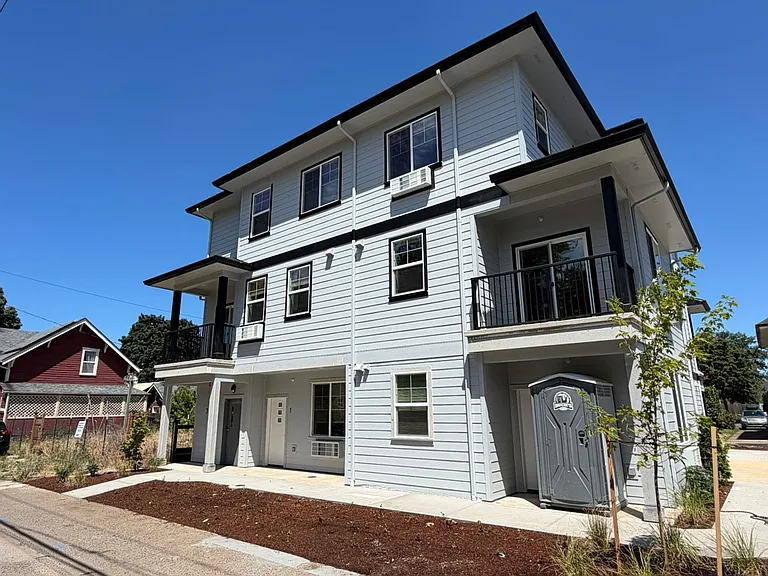 Brand New 2 bedroom 1.5 bath unit — Photo 21