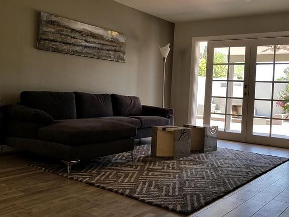 Living Room 17'6 x 17'