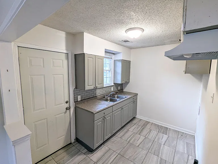 3151 Kingston St — Photo 5