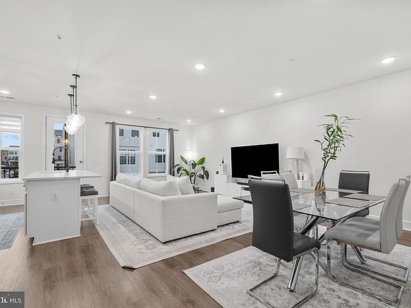 5th image of 43255 Farringdon Sq