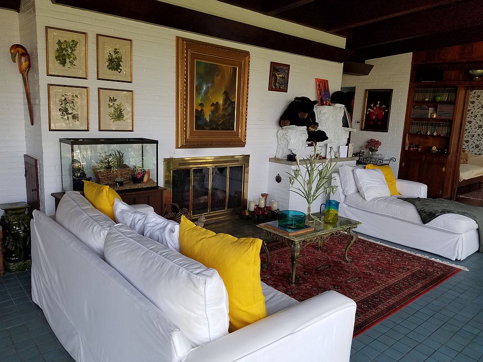 Living Room with fireplace