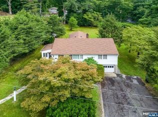 4 Schubert Ln, Paramus, NJ 07652