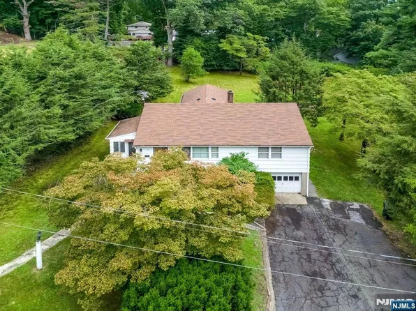 4 Schubert Ln, Paramus, NJ 07652