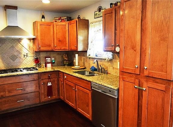 5th image of 2511 Broadview St