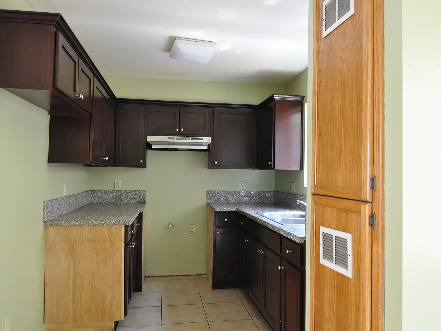 3 bed, 1100 sqft, $3,000 — Photo 4
