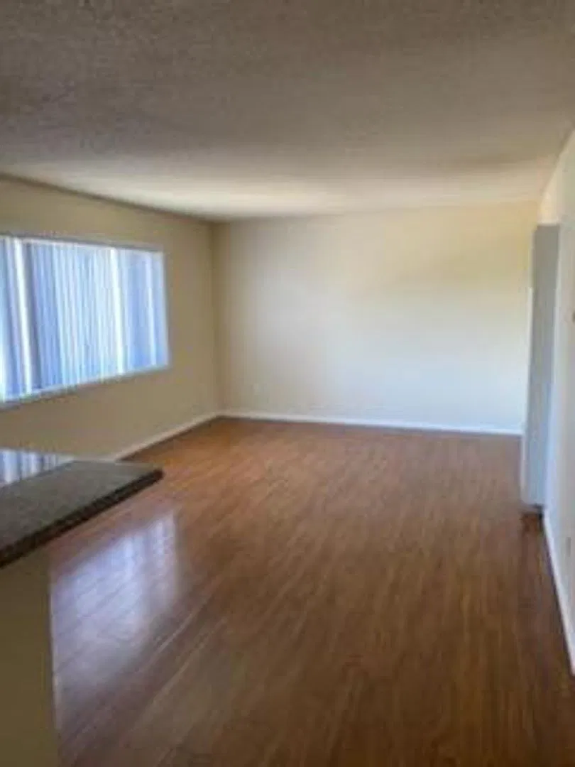 McClemont Avenue Apartments — Photo 3